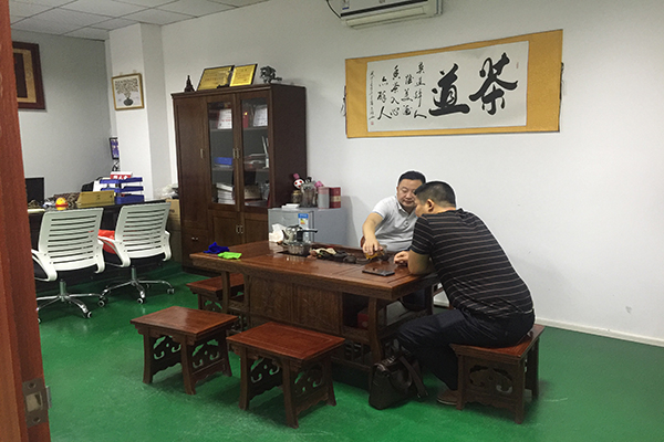 注塑模具制造廠——耳機外殼用什么材料做出來才好看？