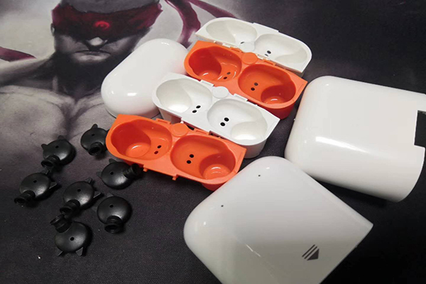 年尾將至，塑膠模具制造廠精心定制——藍(lán)牙耳機外殼